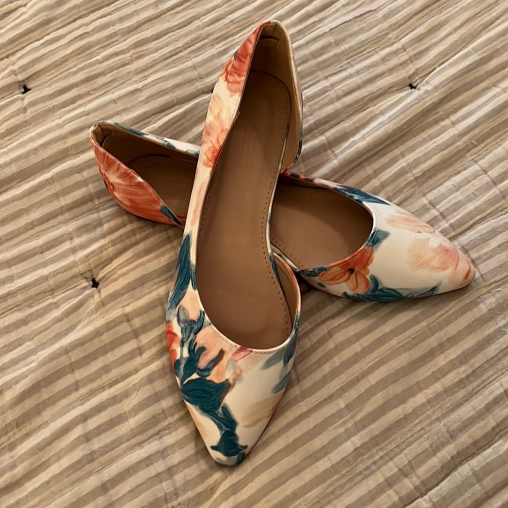 Stylish flats from boutique with splashes of color. New. Size 8